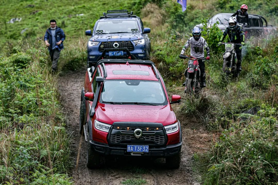 千车汇笼万人齐聚贵安栗木国际山地越野汽车公园首次山地英雄会户外