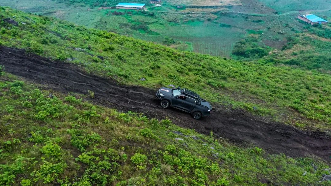 千车汇笼万人齐聚贵安栗木国际山地越野汽车公园首次山地英雄会户外